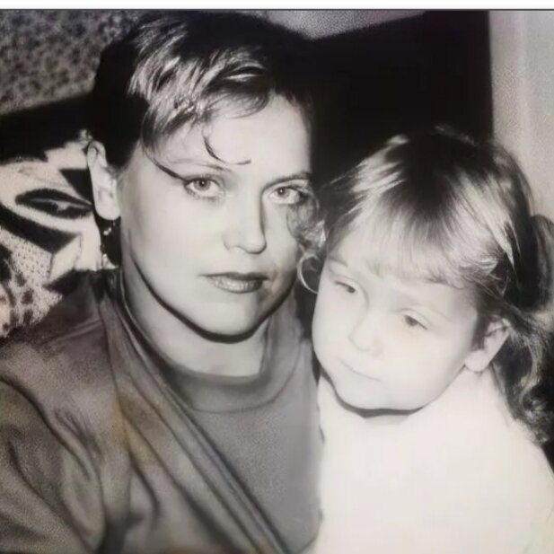 Елена в детстве с мамой
