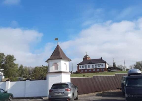 Вид с парковки перед территорией монастыря