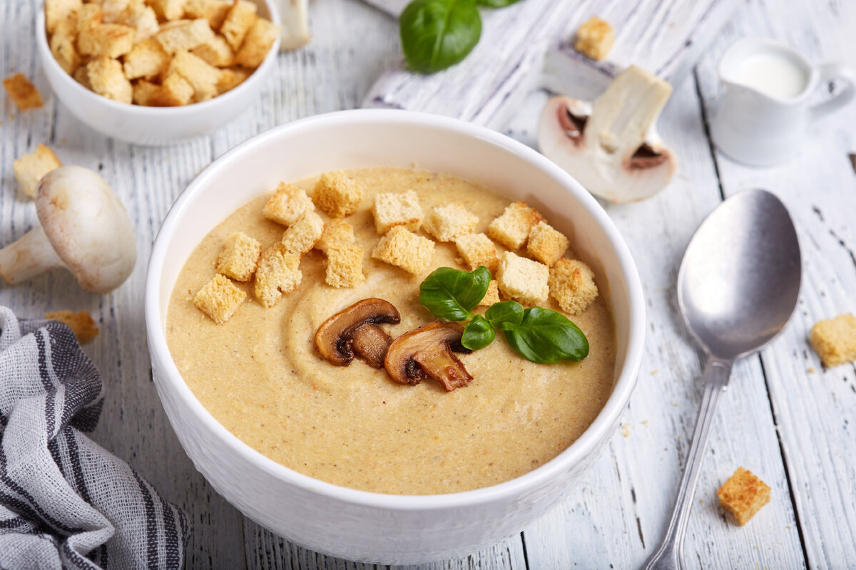 Пикантный грибной суп с ржаными гренками и сливочным соусом - это удивительное блюдо, которое приготовлено на основе ароматных грибов, придающих супу глубокий вкус.
