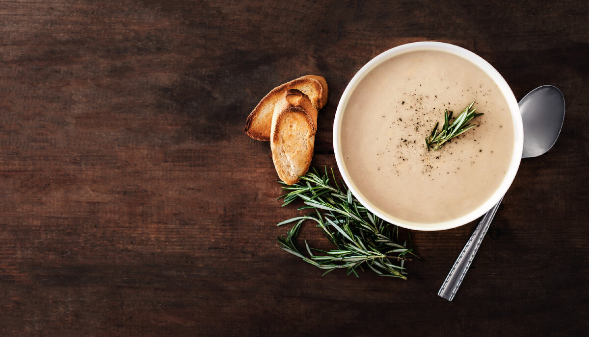 Пикантный грибной суп с ржаными гренками и сливочным соусом - это удивительное блюдо, которое приготовлено на основе ароматных грибов, придающих супу глубокий вкус.-2