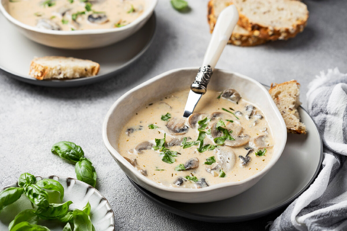 Пикантный грибной суп с ржаными гренками и сливочным соусом - это удивительное блюдо, которое приготовлено на основе ароматных грибов, придающих супу глубокий вкус.-3