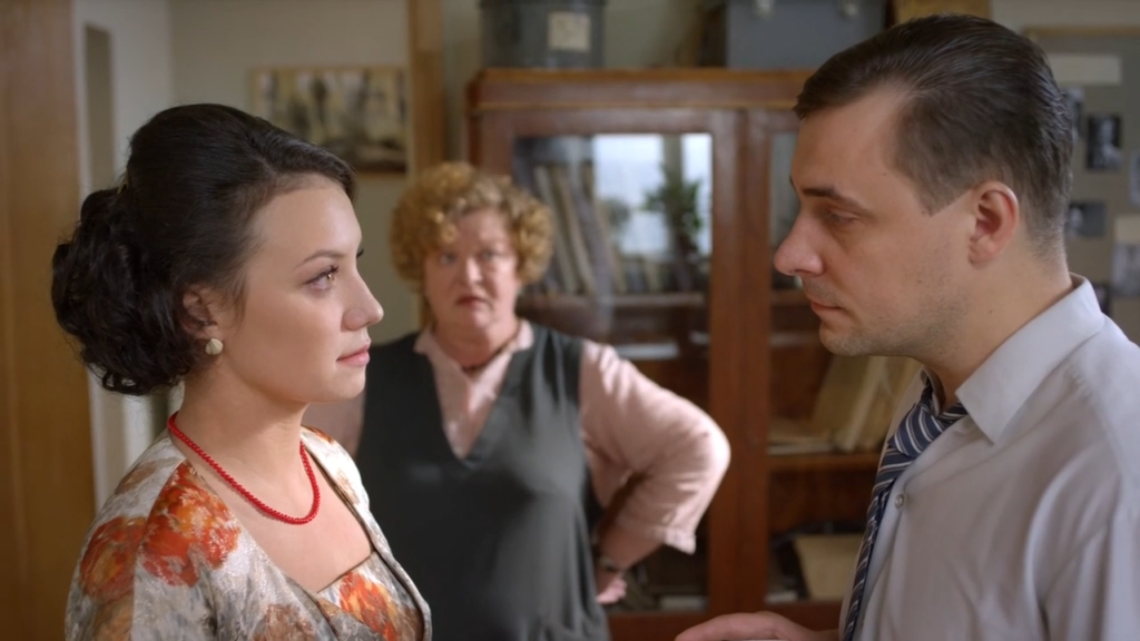 Эпизод снят ручной камерой.