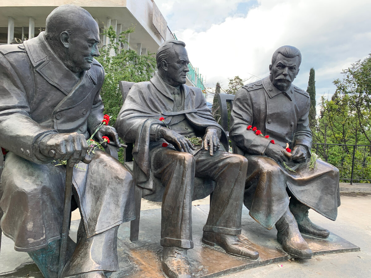 Памятник встречи глав государств Трех Великих Держав на  Крымской конференции 1945 года в Ливадии