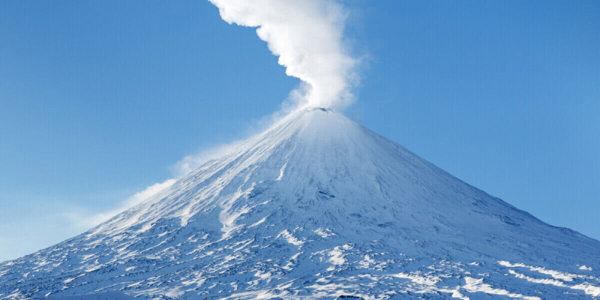 Извергается Ключевской.