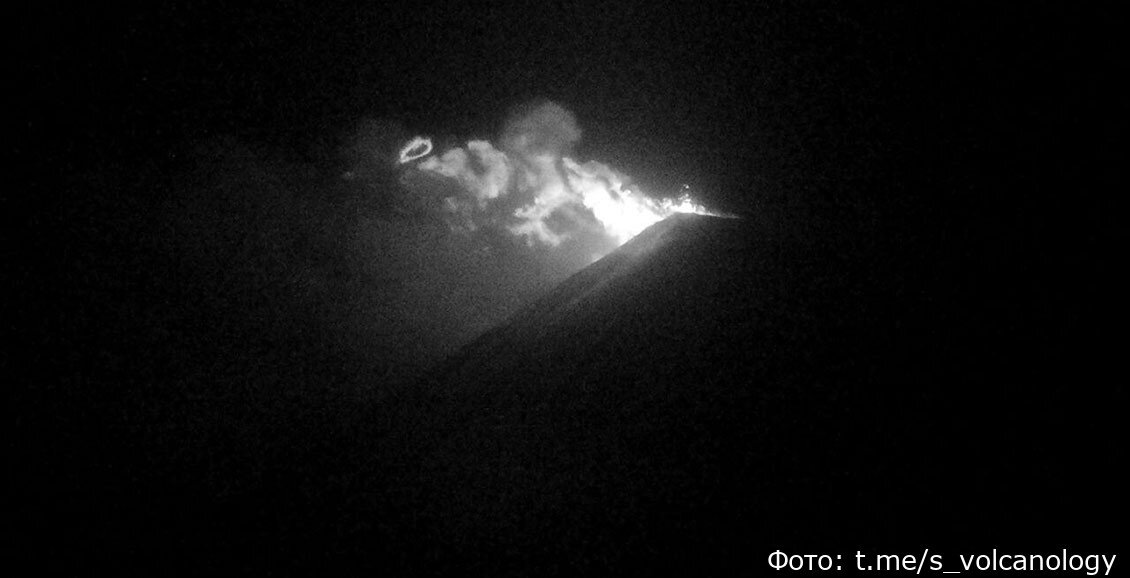 Если очень приглядеться, то слева вверху видно парогазовое кольцо.