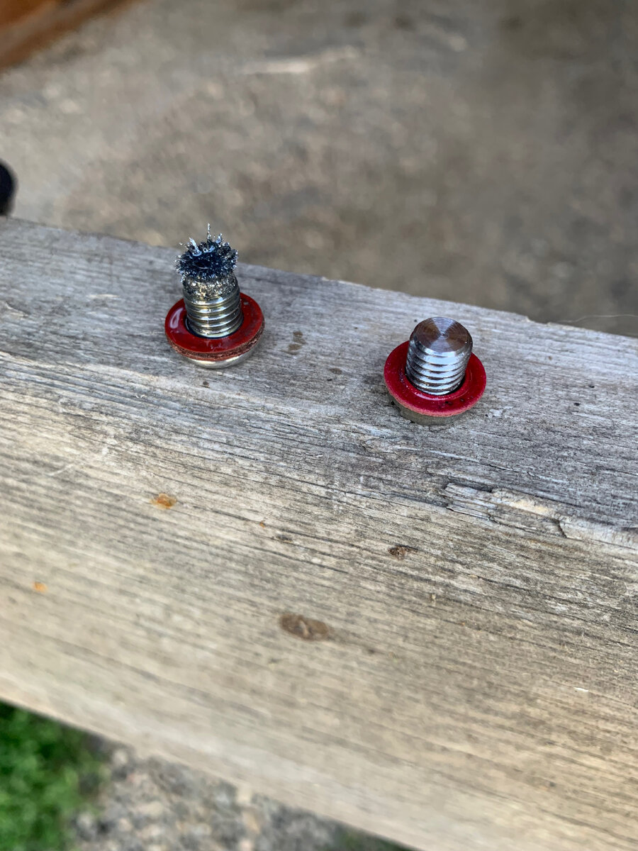 Нижний болт с магнитом