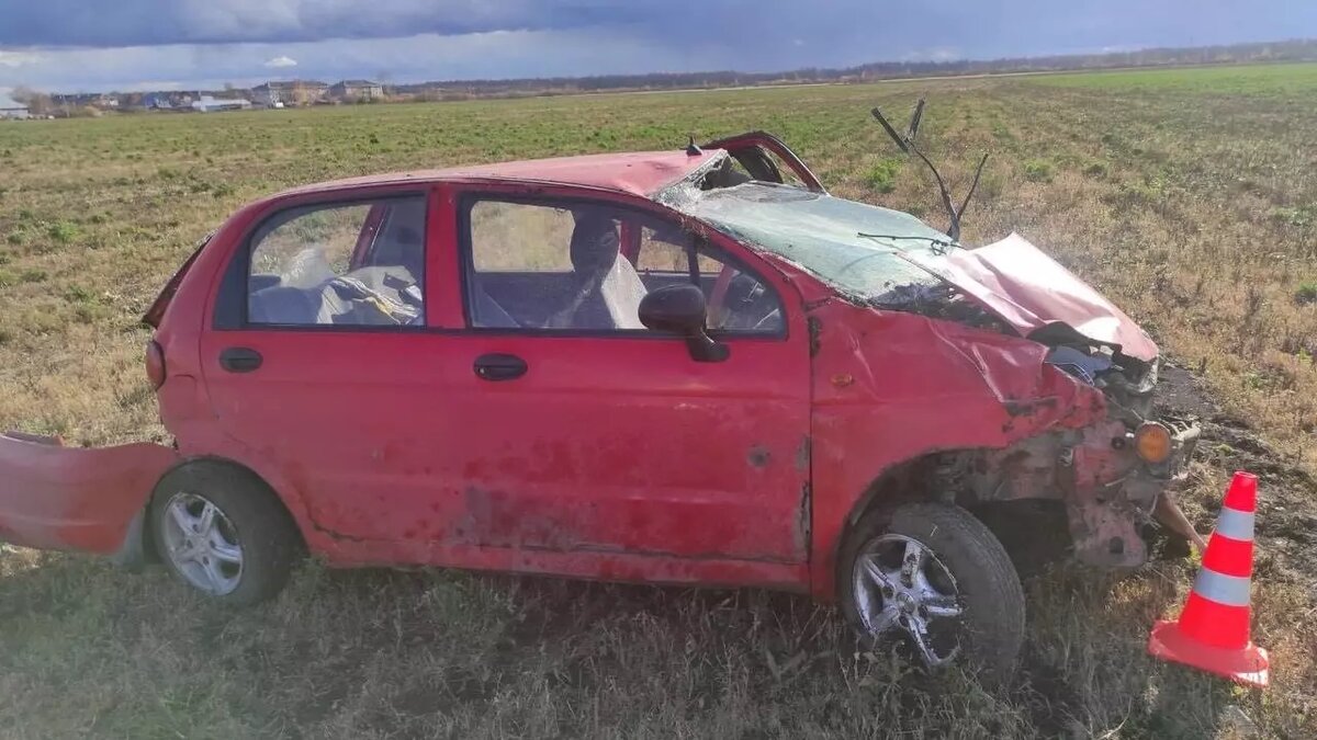     В Тюмени в субботу, 14 октября, водитель автомобиля Daewoo Matiz слетела с проезжей части дороги в кювет. Дорожно-транспортное происшествие произошло на улице Утешевской.