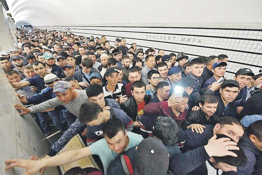 Обычный день, обычная станция метро, обычные пассажиры -МОСКОВСКОГО МЕТРО !