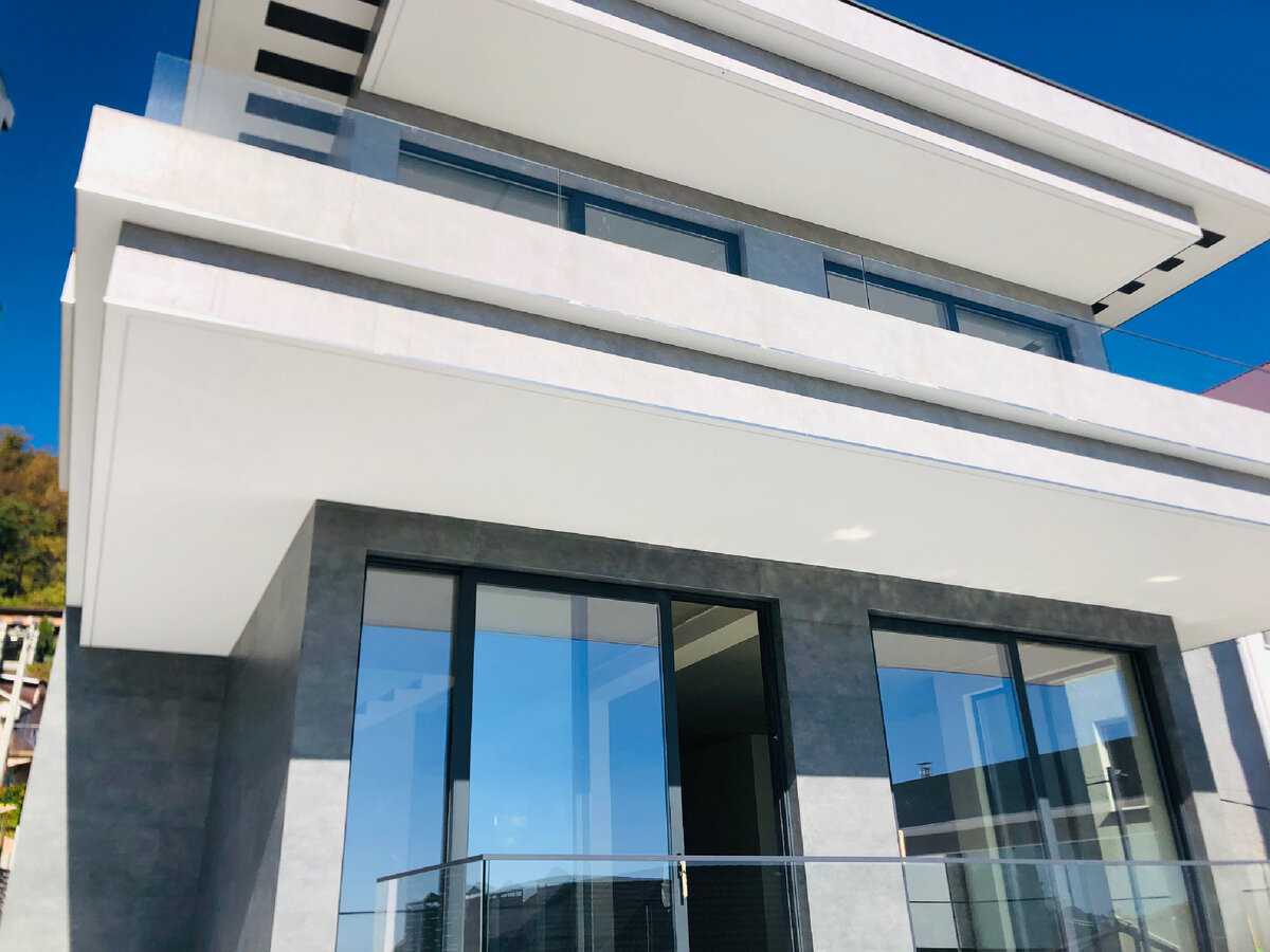 Фасад здания отделан керамогранитом