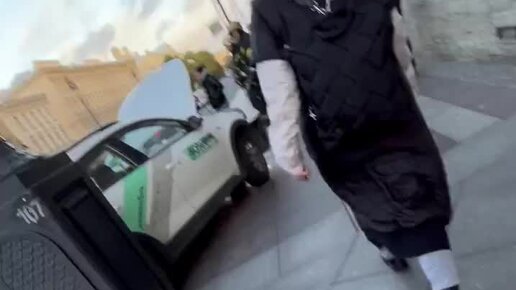 Мегаполис онлайн | Девушка на каршеринге выехала на тротуар и сбила ...﻿