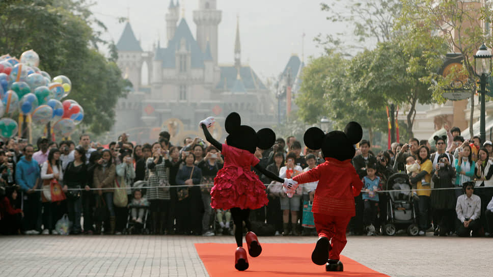 Фото: Bobby Yip / Files (CHINA / Reuters📷Микки Маус и Минни Маус приветствуют посетителей в Диснейленде