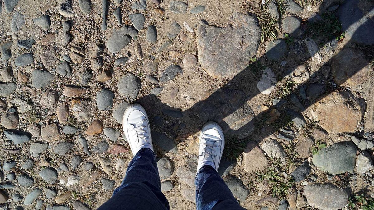 Подъем на гору замощён булыжниками.