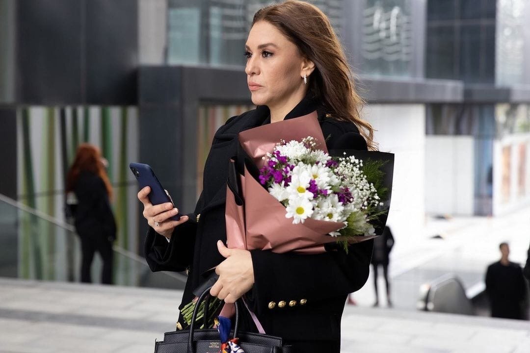 Эврим Аласья в роли Кывылджим в сериале "Клюквенный щербет" (источник: kinoturkey.ru)