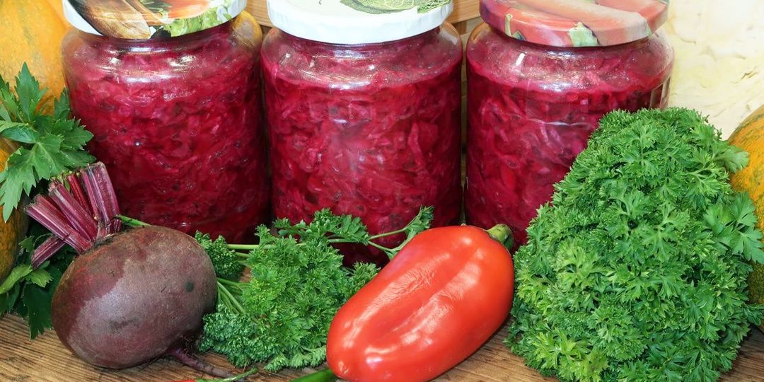 Очень вкусная маринованная капуста со свёклой и чесноком на зиму