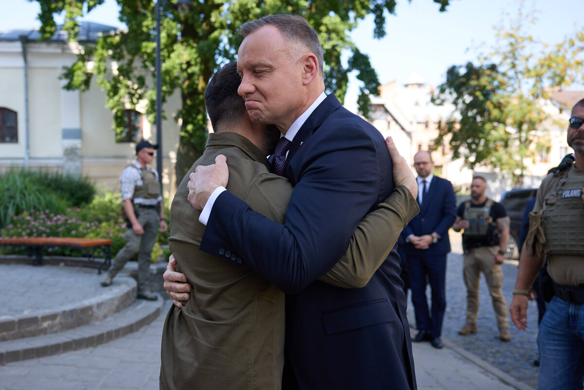 ДОЛГО ЛИ ЕЩЁ ПРОДЛЯТСЯ ОБЪЯТИЯ УКРАИНЫ И ПОЛЬШИ? ФОТО: IMAGO/PRESIDENT OF UKRAINE OFFICE//GLOBALLOOKPRESS