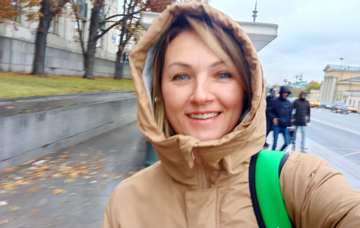 Это я сегодня в центре. Иду в библиотеку. Дождливо и ветрено