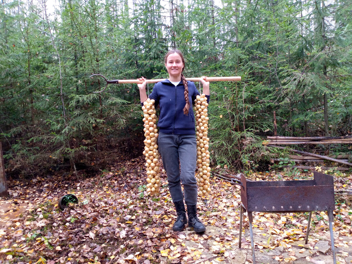 Плетение лука в пленки помогает лучше его сохранить.