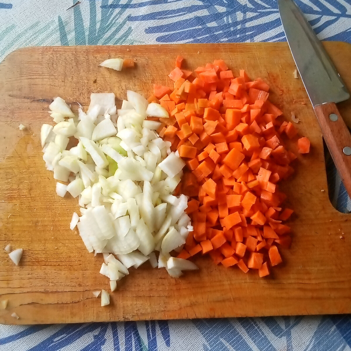 Порезала морковь и лук