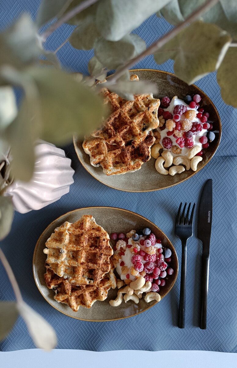 Подаём со сметаной, ягодами и орехами. Кстати, можете попробовать положить меньше муки. Я боялась, что вафли не получатся. 