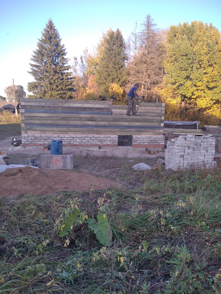 Здесь видно вход в подпол с улицы,примеряли под мои габариты,чтоб я не застряла🤣