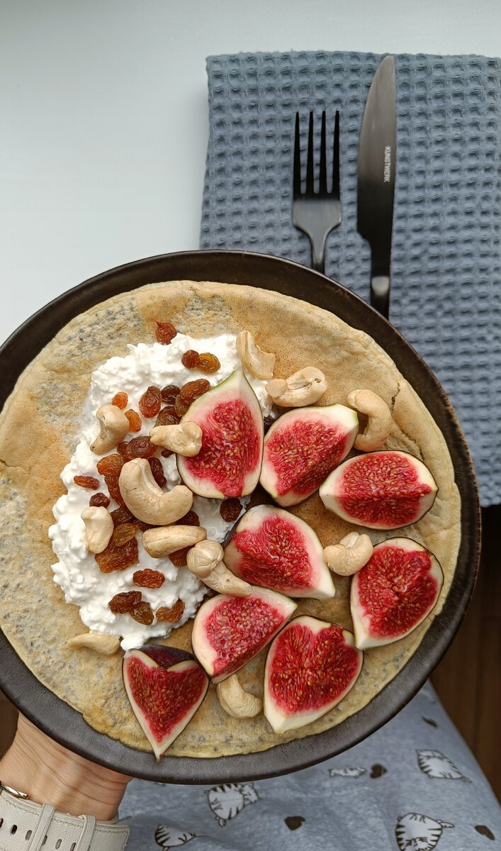 Ароматный благодаря корице. Подала с творогом и сметаной, украсила орехами кешью, изюмом и инжиром