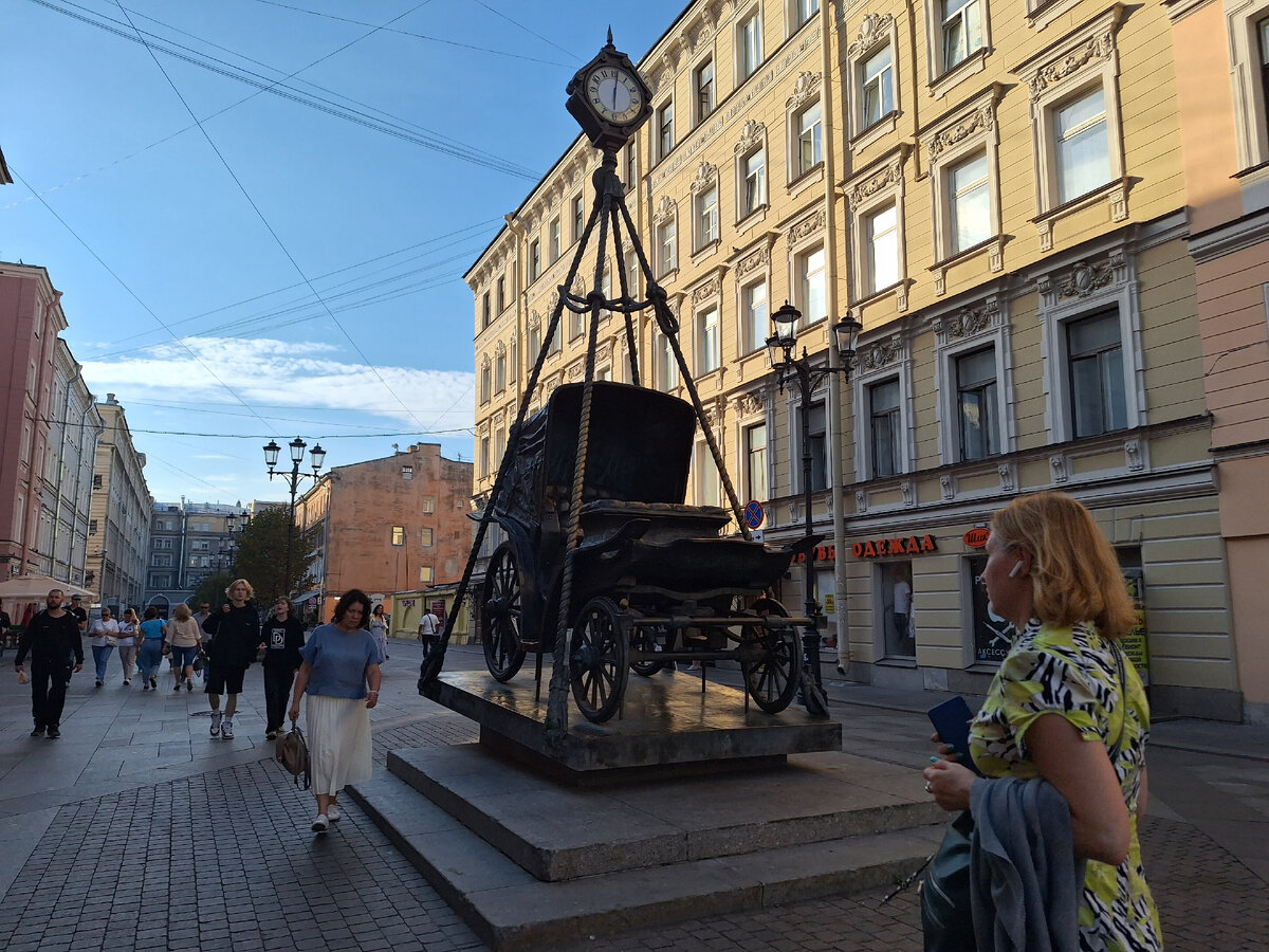 Местный артобьект, у которого очень любят фотографироваться все приезжие.