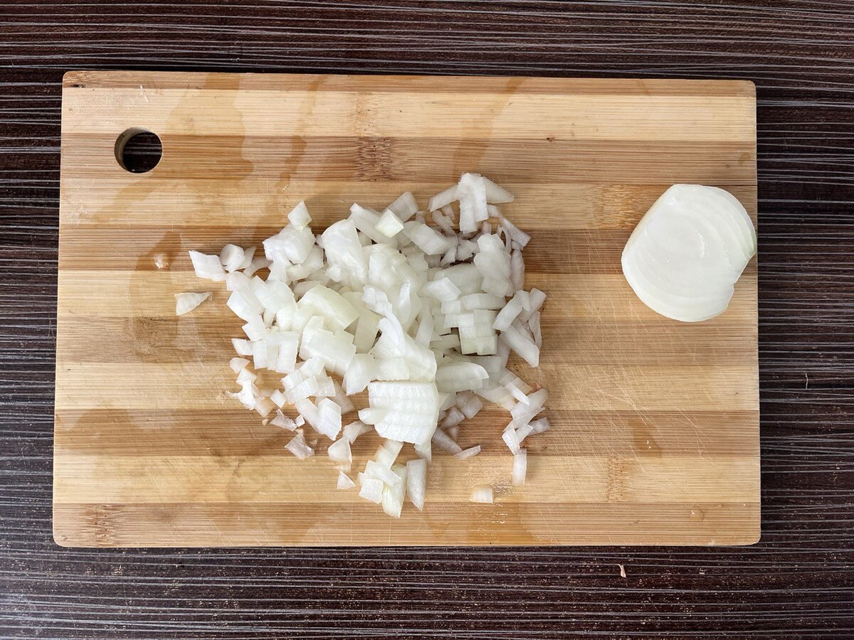 Нарезаем лук кубиком