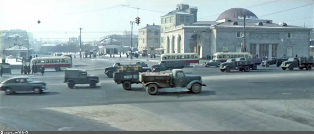 Так выглядело пересечение Остоженки и Садового кольца до появления Крымской эстакады. Вид в сторону будущего Комсомольского проспекта. Тогда там ещё была улица Чудовка, 1958. С сайта www.pastvu.com.