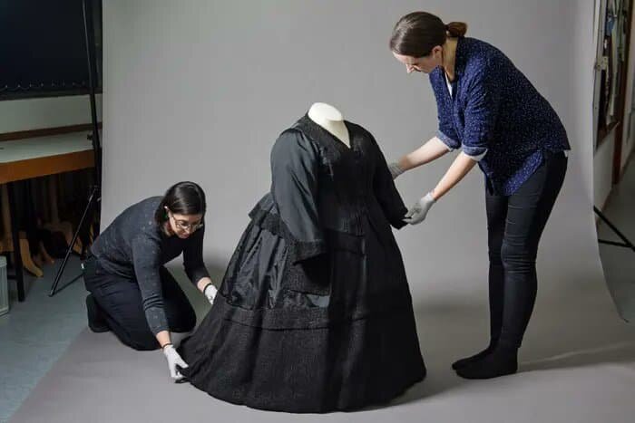 Траурное платье, которое носила королева Виктория после того, как ее внук принц Альберт-Виктор скончался от гриппа в 1892 году.