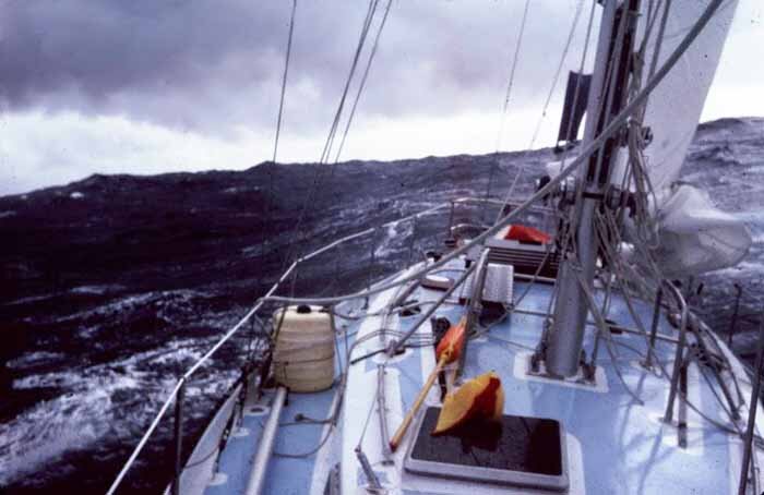 "Нокдаун" , как об этом говорят англосаксонские яхтсмены, или "кувырки" в южном океане с полным оборотом яхты мачтой вниз (оверкиль), не такая уж здесь редкость