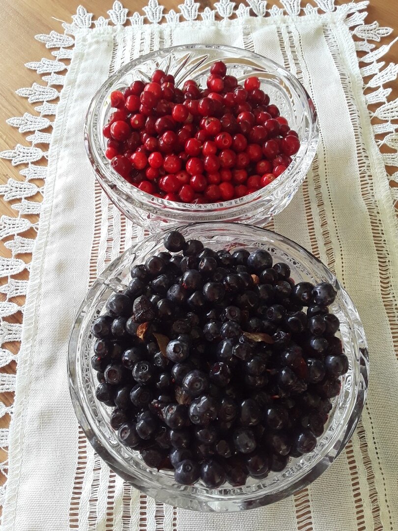 Лесная ягода - брусника и черника, куплено на рынке от большой ностальгии