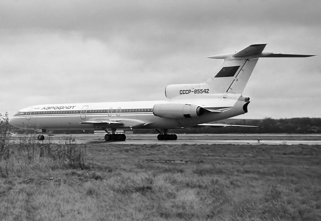 2. Но заглянем в воспоминания ещё дальше - год 1989. Ту-154Б-2. Самый частый самолёт в Пулково. 