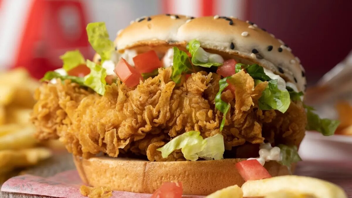     Российские рестораторы, в том числе и тюменские, сообщают о дефиците куриного мяса. В частности, о нехватке мяса птицы уже заявили в сети ресторанов быстрого питания Rostic`s и KFC, в меню которых только блюда из курицы.