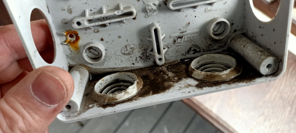 После вскрытия распределительной коробки