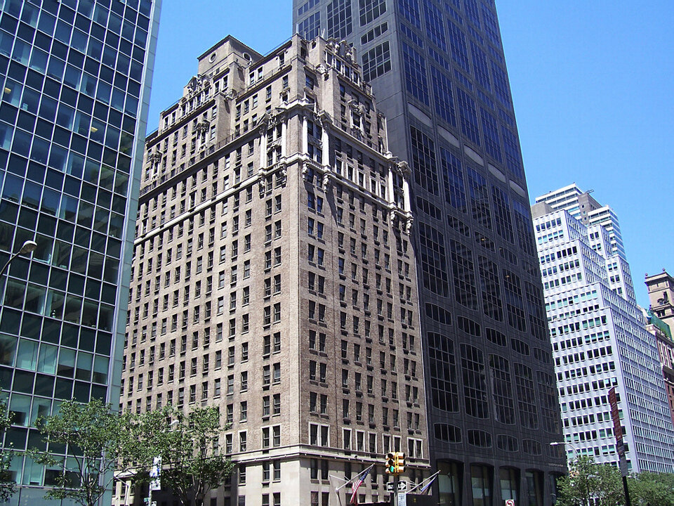 Место 432 Park Avenue со снесённым отелем Drake