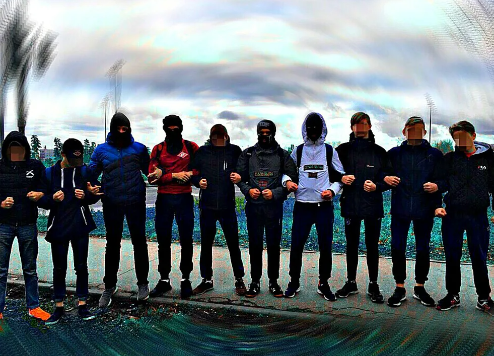 Компания молодых представителей данной субкультуры 