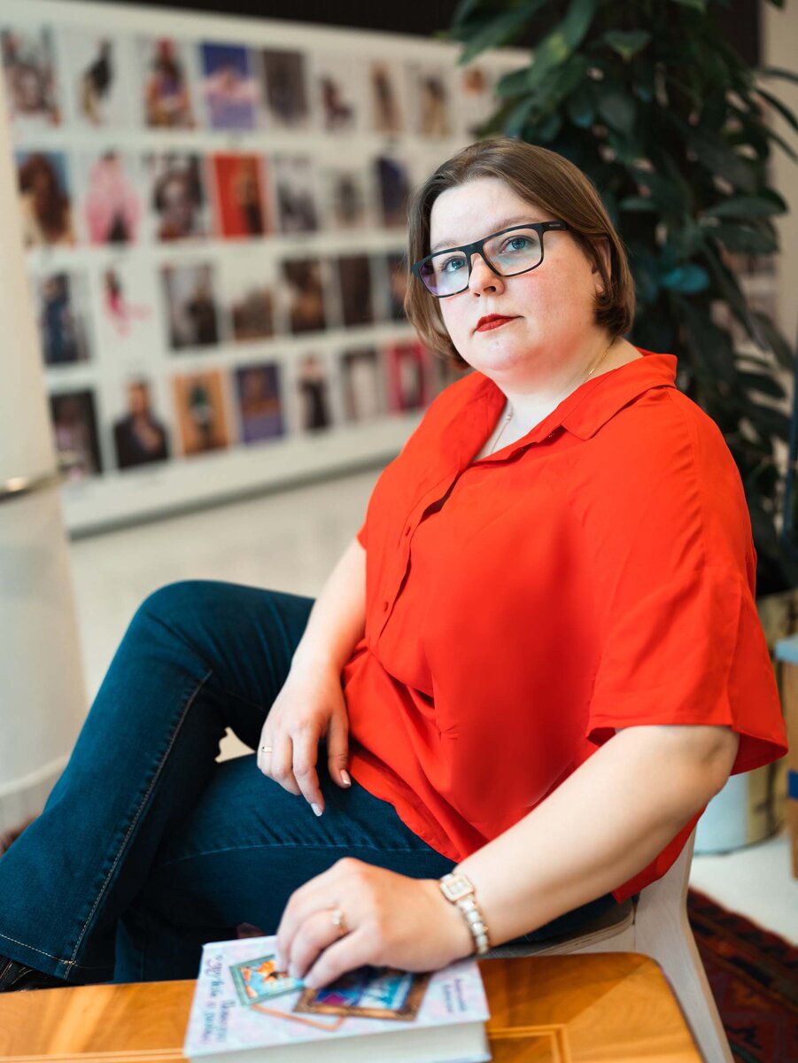 Всем привет! Меня зовут Елена Сокол и я логопед-практик. Я помогаю обычным мамам из нашей с вами жизни заниматься со своими детьми самостоятельно.