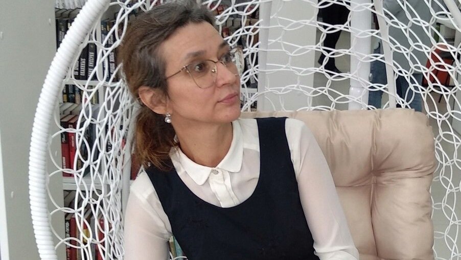     Единственного библиотекаря села Русская Лоза в Удмуртии уволили за то, что она разносила книги жителям, из-за этого отсутствовала на рабочем месте и тем самым нарушила трудовое законодательство. Последняя зарплата Светланы Тереховой составляла 3 тысячи рублей в месяц.