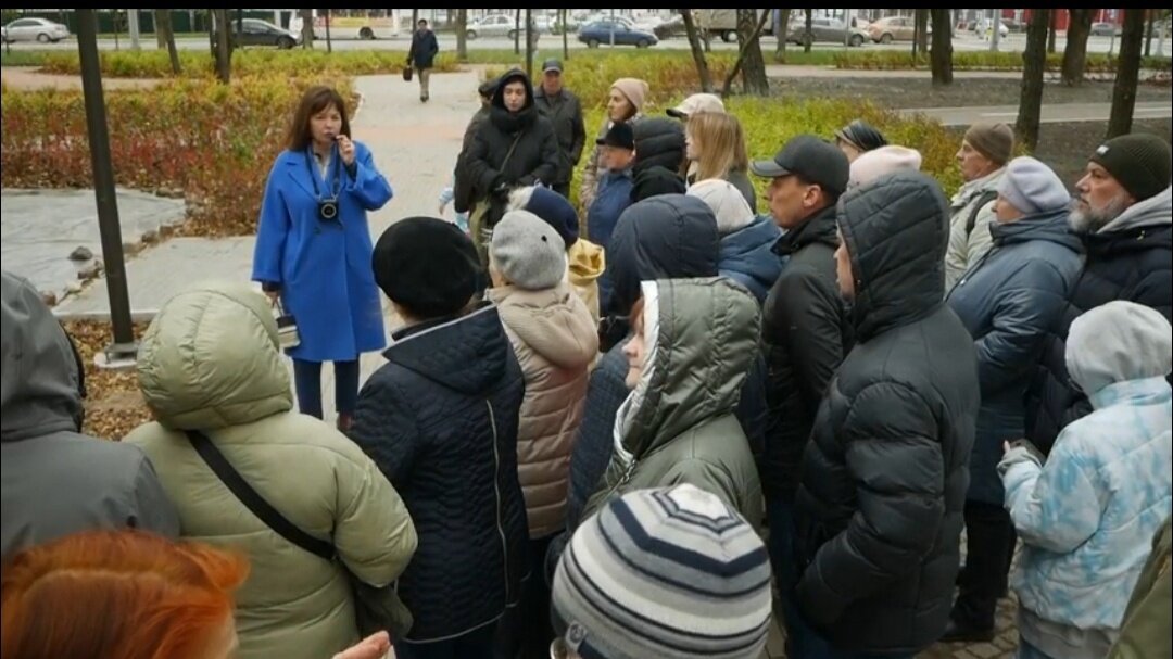    Жители Лежневской улицы попросили убрать опасные деревья и установить диспенсеры с дог-пакетами