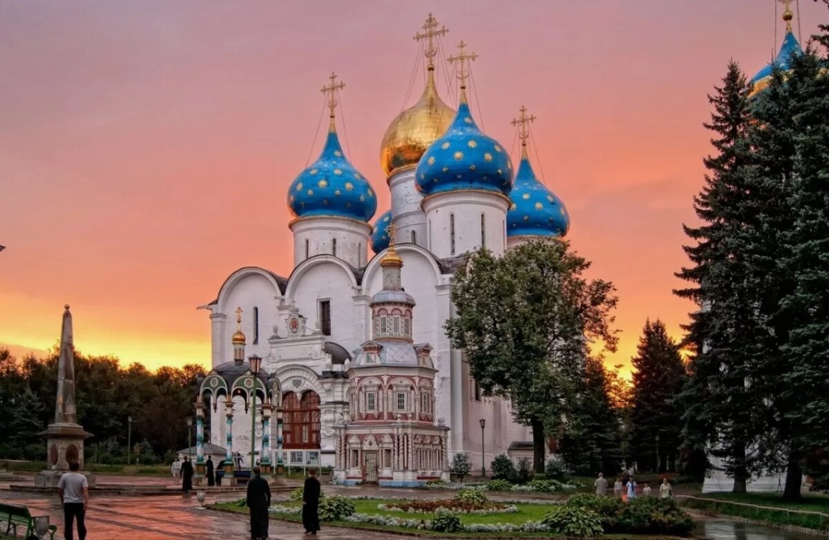 Сергиев посад москва. Троице-Сергиева Лавра главный монастырь России. Сергиев Посад Успенский собор ночью. Троице-Сергиева Лавра храмы снесенные. Успенский собор Троице-Сергиевой Лавры Иван Грозный.