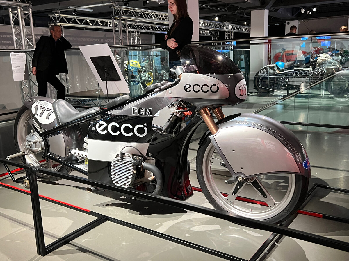 Выставка «Горит асфальт», Эрарта. Фото автора 