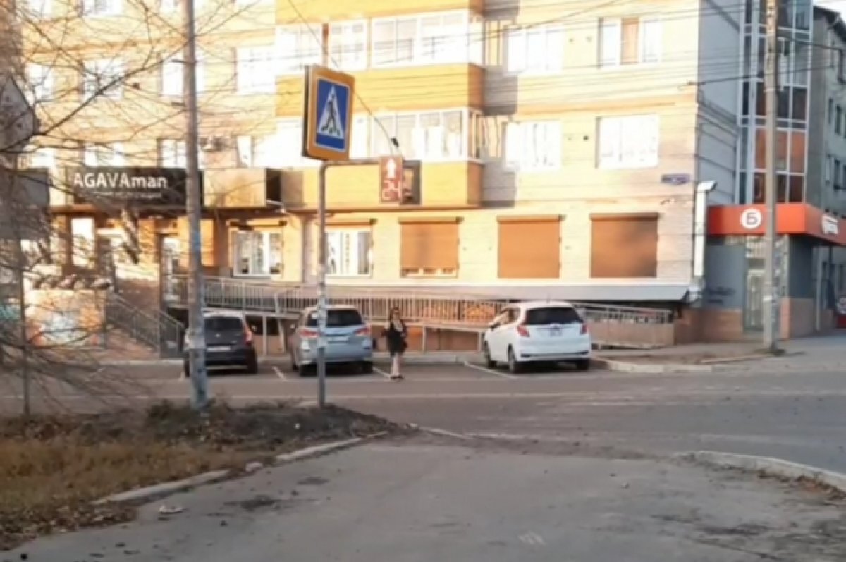    Шатающуюся откровенно одетую женщину заметили на Новобульварной в Чите