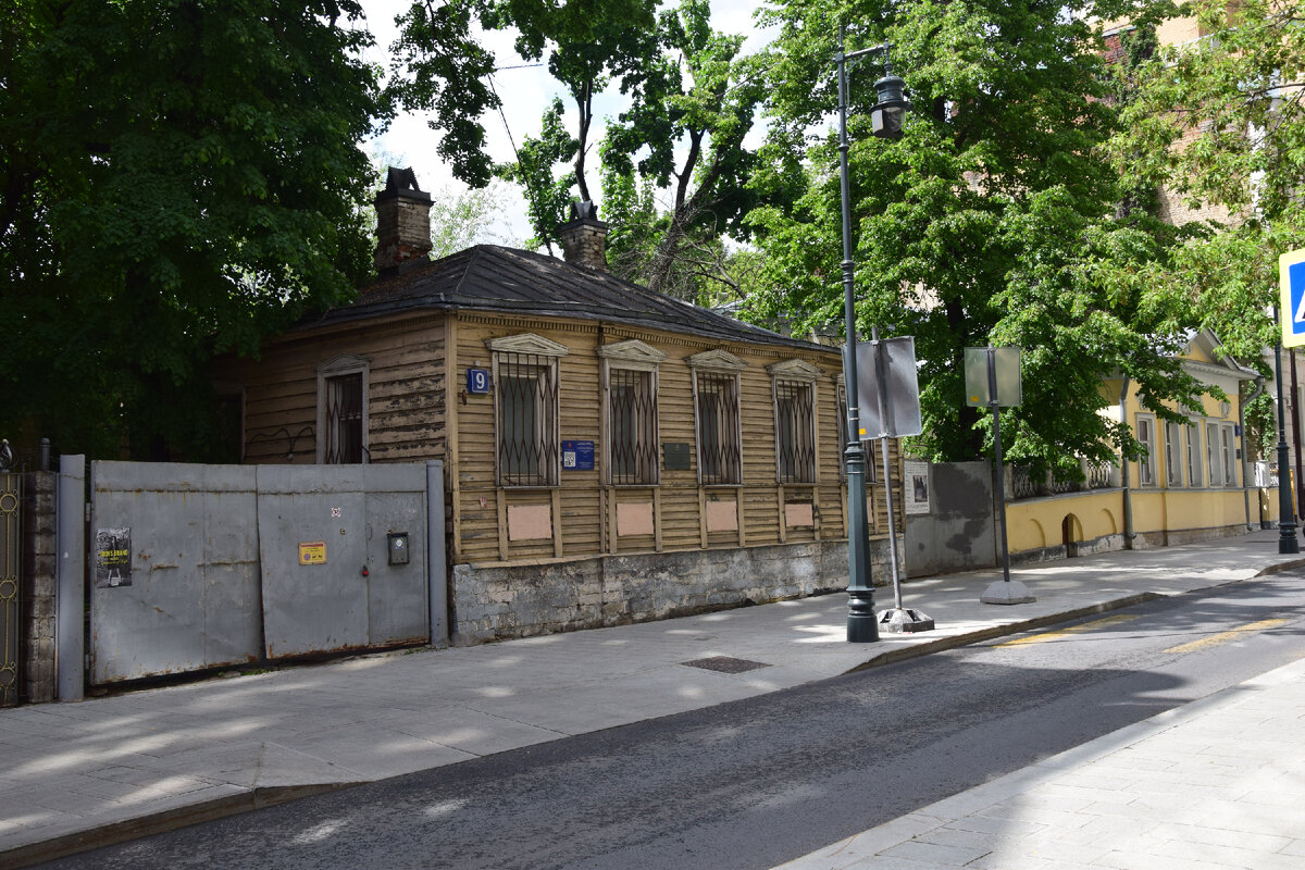 Мансуровский переулок, "домик мастера". Фото автора канала "Приключения Тома Сойера".