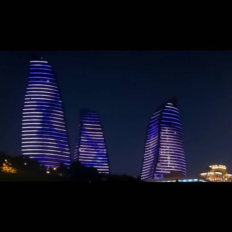 Несколько дней в Баку в знак солидарности и поддержки Израиля «Пламенные башни» были окрашены в цвета государственного флага Израиля