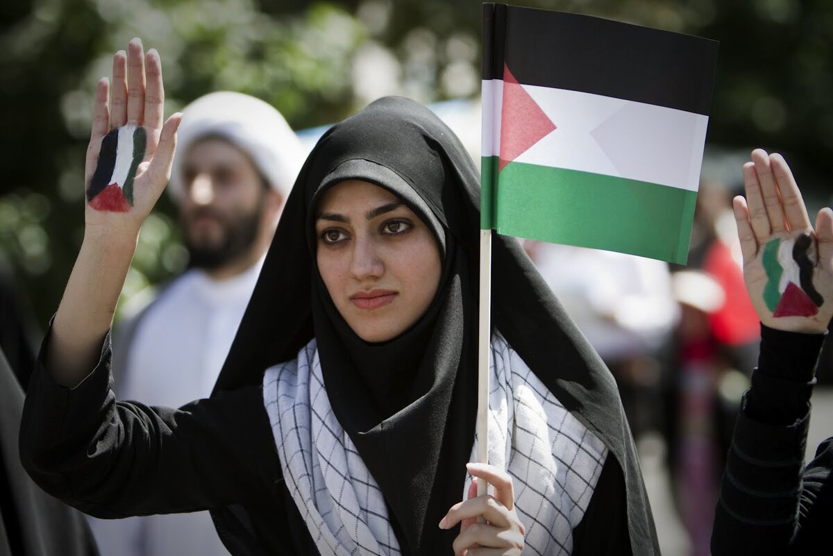 Исламская солидарность с народом Палестины. Жительница Ирана с палестинским флагом. Фото из открытых источников сети Интернета. (Яндекс - картинки)