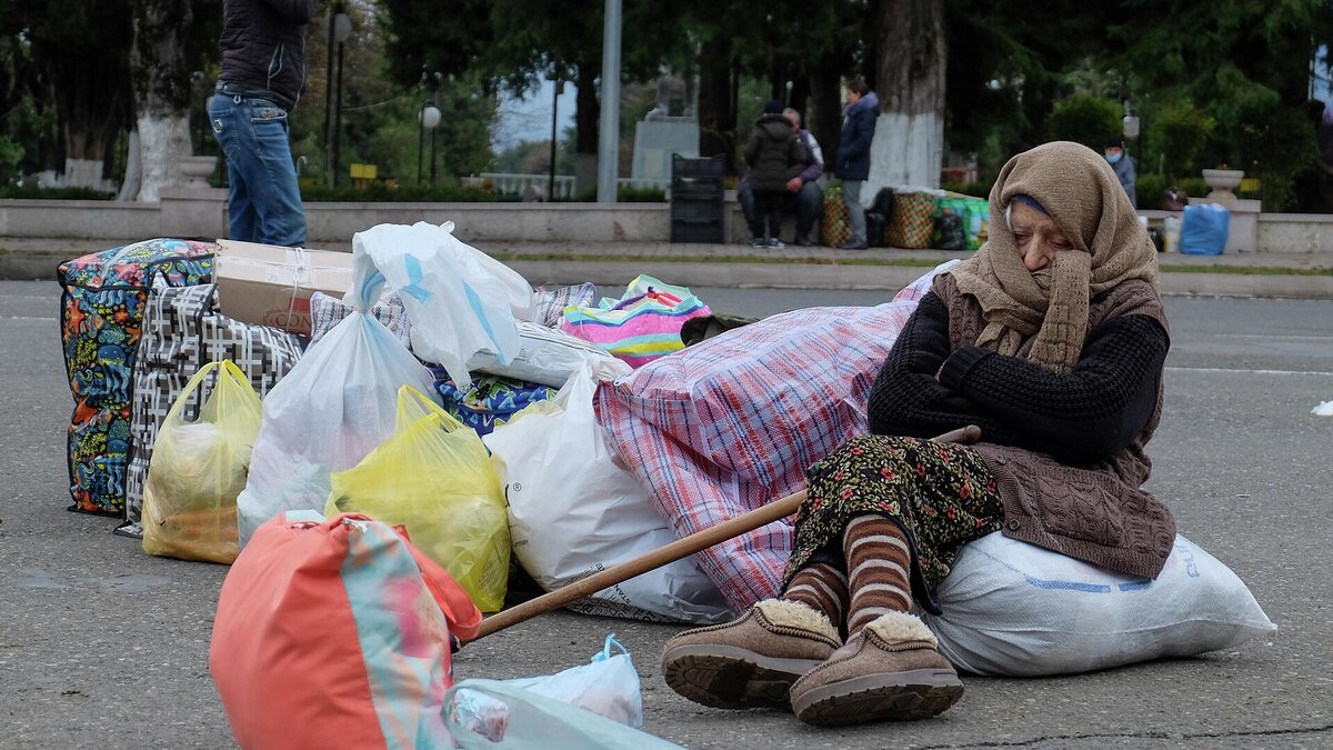 Спасаясь от массовых убийств и геноцида, более 100 тысяч армян были вынуждены в срочном порядке покинуть свои дома, оставив все нажитое имущество и родину азербайджано-турецким варварам XXI века...