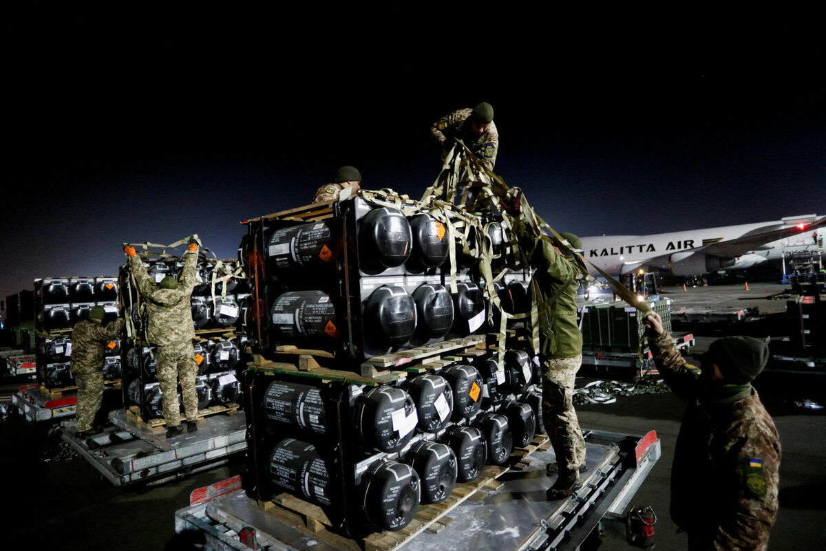    Ukrainian service members unpack Javelin anti-tank missiles, delivered by plane as part of the U.S. military support package for Ukraine, at the Boryspil International Airport outside Kyiv, Ukraine February 10, 2022. REUTERS/Valentyn Ogirenko pipiya