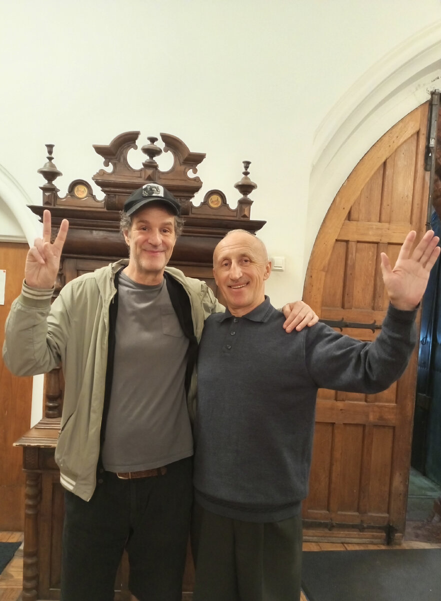 Актер Мартин Кук (слева) 