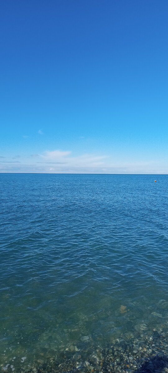 В субботу, день нашего отъезда, море, наконец, успокоилось😁 потеплело до +24, а вот вода была уже +19, хотя некоторые отважные все равно купались