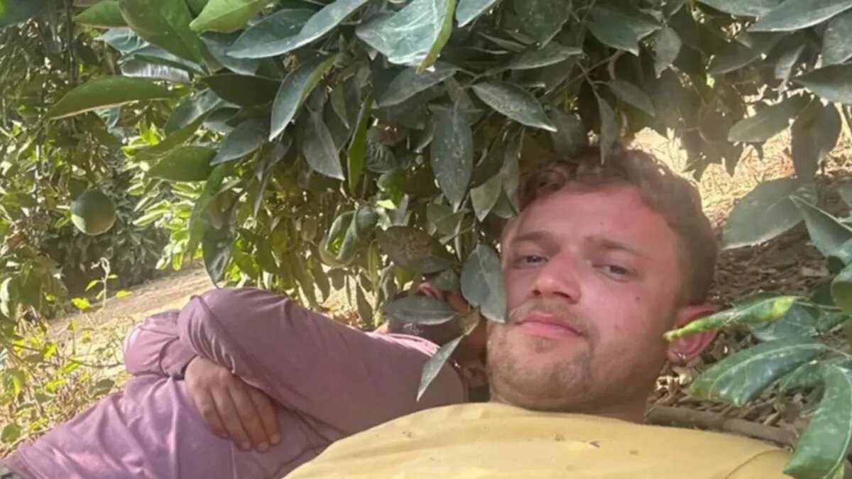 Гал Кац с другом в той самой роще. Фото: Instagram*